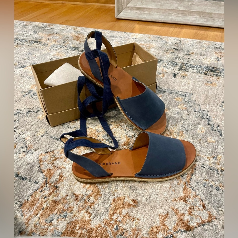 Single band tie leg design sandal
